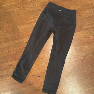 Women’s size 6 lululemon leggings. Color brown. Like new condition. No piling.